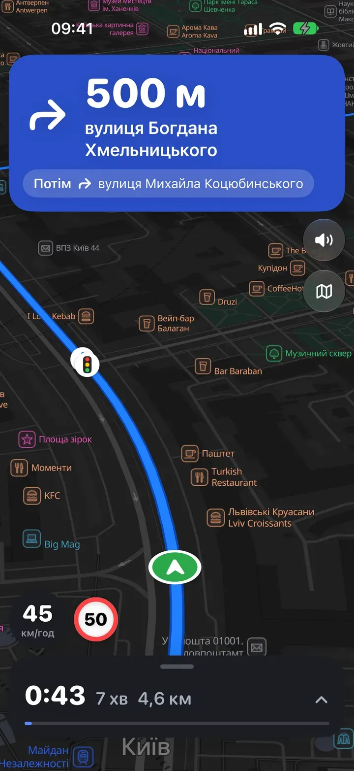 Темна тема на iPhone: навігація, поворот праворуч через 500 метрів.